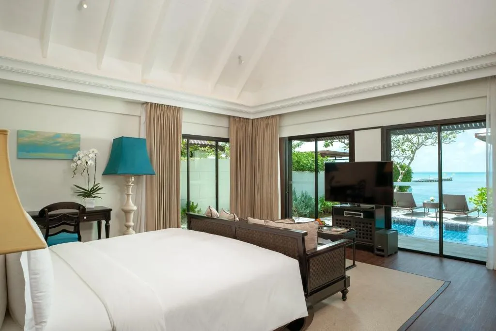 Club Beachfront Pool Villa