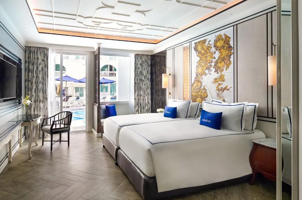 Deluxe King Room with Pool Access