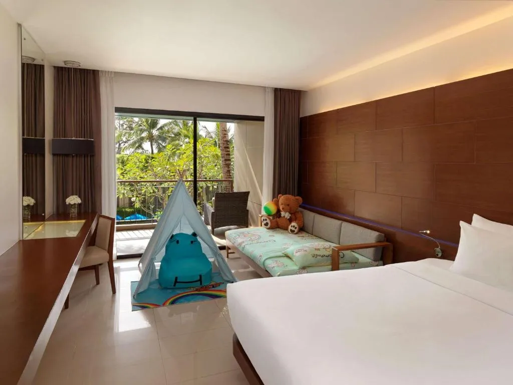 Deluxe Pool View Room