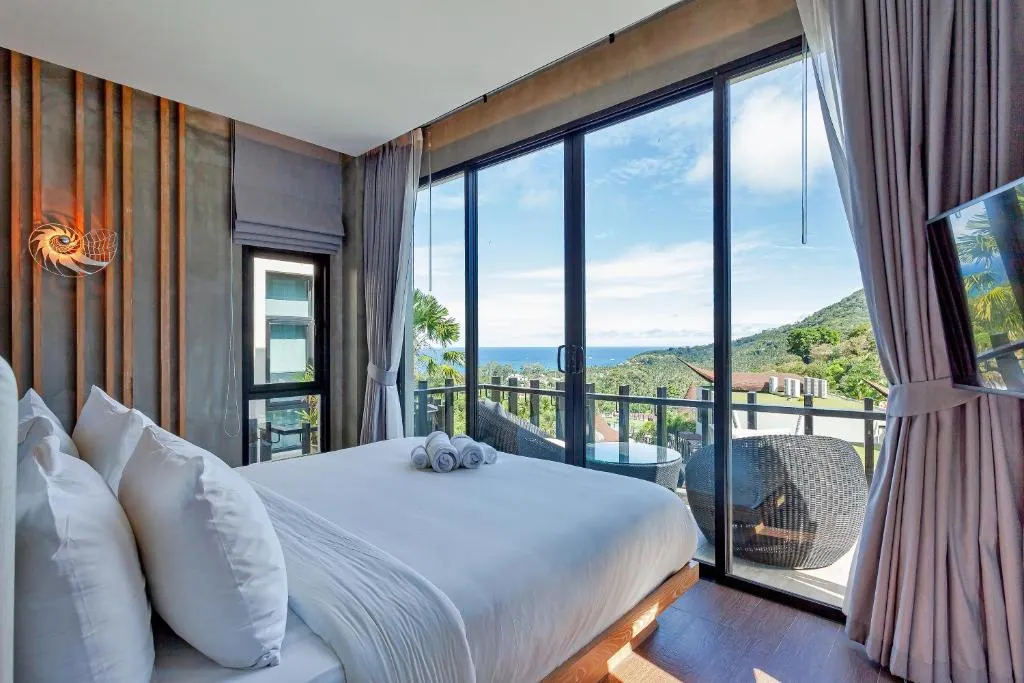 Honeymoon Suite with Bathtub